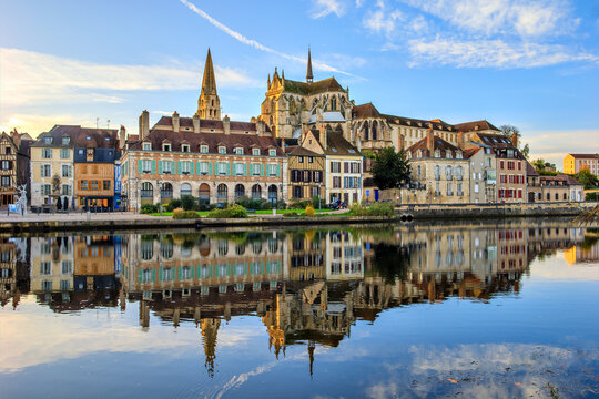 Auxerre, bords de l'Yonne, abbaye Saint-germain, Bourgogne-Franche-Comt&eacute;,