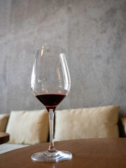 飲みかけの赤ワイン
