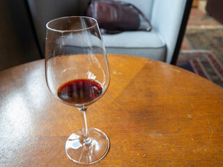 飲みかけの赤ワイン