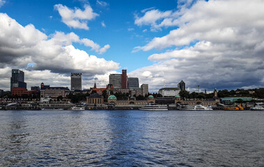 Fototapeta na wymiar Skyline of Hamburg on River Elbe