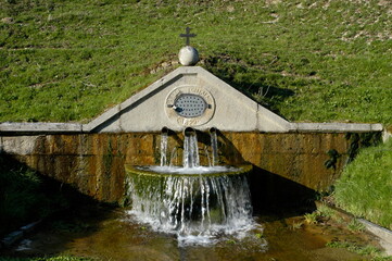 Brunnen in Bellefontaine bei St. Ursanne, Kanton Jura, Schweiz