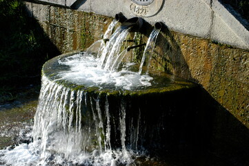 Brunnen in Bellefontaine bei St. Ursanne, Kanton Jura, Schweiz