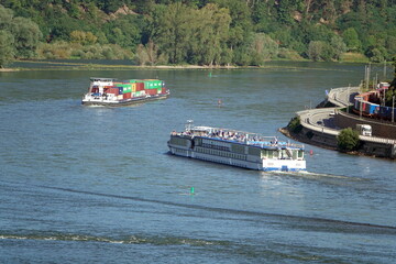 Schiffe auf dem Rhein bei Bingen
