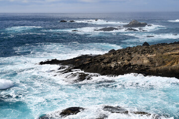 Fototapeta premium Waves splashing along the rocky California ocean coastline