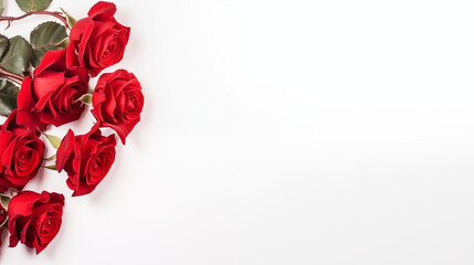 Roses rouges sur un fond blanc, avec espace vide de composition. Fleur, romantique, amour, Saint-Valentin. Pour conception et création graphique.