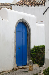 Fototapeta na wymiar Puerta azul en São Brás de Alportel, Algarve, Portugal