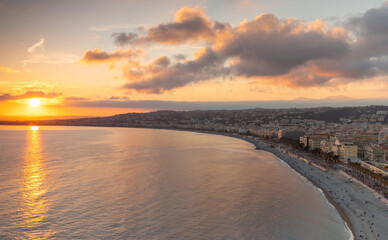 Reflet du soleil sur la Mer Méditerranée devant la plage de la ville de Nice - 741710141