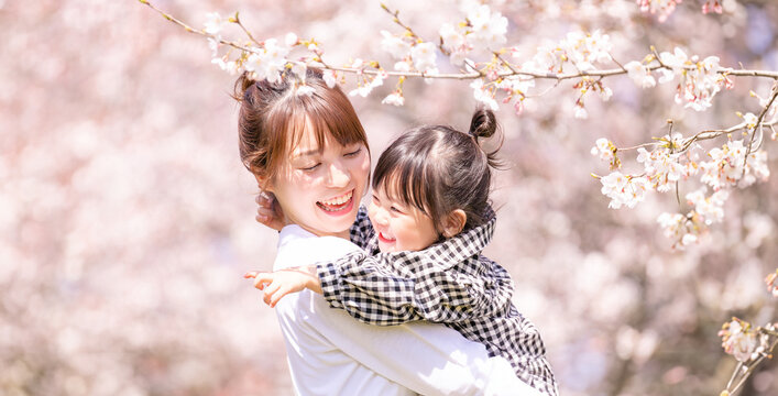 満開の桜を見る笑顔の親子