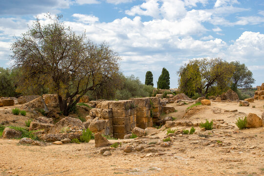 Ruinas de Akragas, Agrigento, Sicilia, restos sin identificar,  piedras entre vegetacion mediterranea