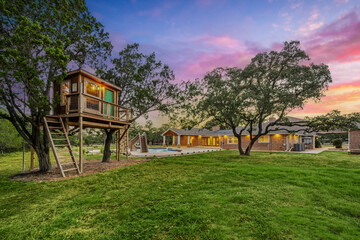 Obraz premium a back yard treehouse
