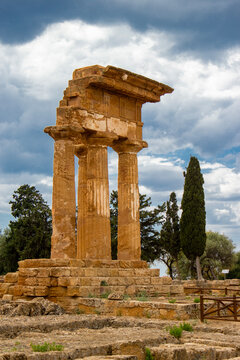 Ruinas de Akragas, Agrigento, Sicilia, Templo dei Dioscuri o de Castore e Polluce, vista con cipreses