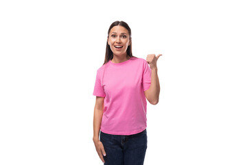 young smart good-looking woman with black hair dressed in a pink t-shirt has an idea