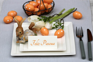Easter table decoration with Easter eggs and the text Happy Easter on a place card.