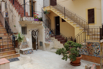 Sicile une cour intérieure dans la ville de Sciacca  - obrazy, fototapety, plakaty