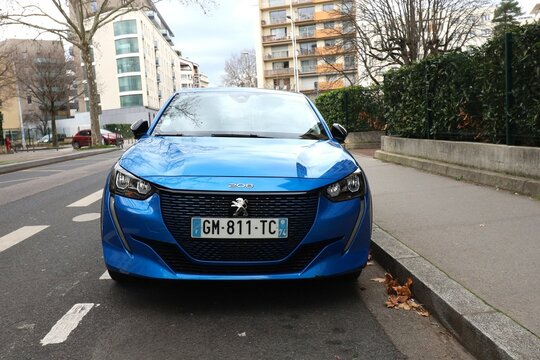 Voiture Peugeot 208 bleue, voiture berline 5 portes, ville de Lyon, d&eacute;partement du Rh&ocirc;ne, France