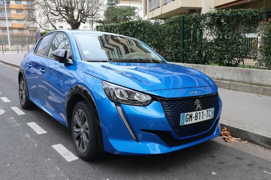 Voiture Peugeot 208 bleue, voiture berline 5 portes, ville de Lyon, d&eacute;partement du Rh&ocirc;ne, France