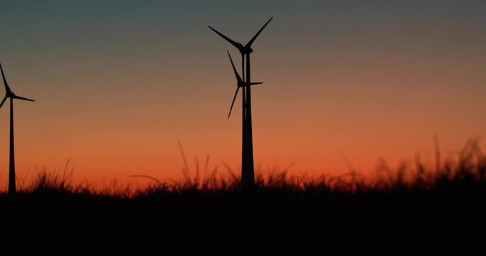 Windkraftanlagen nach dem Sonnenuntergang