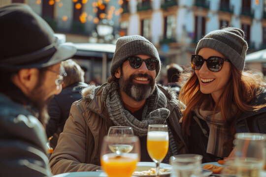 familia de turistas ingleses desayunando en un bar espa&ntilde;ol en Madrid en una terraza en la Plaza Mayor