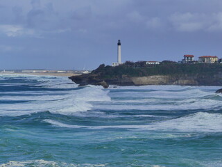 Paysage de vagues et de rochers avec un phare