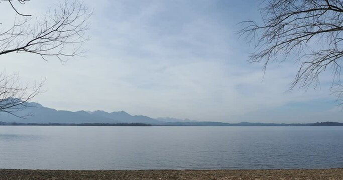 Chiemsee 'Bayerisches Meer'. Von Strandbad &Uuml;bersee in Achendelta und Feldwieser Bucht. Am Horizont West, Chiemgauer Alpen von Schwarzenberg bis Wendelstein 