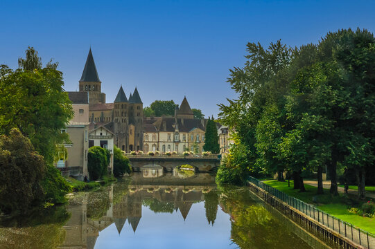 La Bourbince au premier plan, la basilique et le prieur&eacute; de Paray-le-Monial, Bourgogne, France