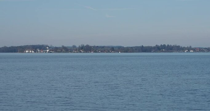 Chiemsee 'Bayerisches Meer'. Fraueninsel und Kloster Frauenchiemsee und Gstadt am Chiemsee von der Feldwieser Bucht und Strandbad &Uuml;bersee aus gesehen
