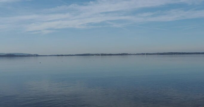 Panoramablick, richtung Nordwesten, auf das ruhige Wasser des Chiemsees oder Bayerisches Meer und der Feldwieser Bucht vom &Uuml;bersee Strand 
