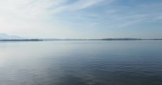 Chiemsee 'Bayerisches Meer'. Von Strandbad &Uuml;bersee in Achendelta und Feldwieser Bucht. Am Horizont West, Chiemgauer Alpen von Schwarzenberg bis Wendelstein 

