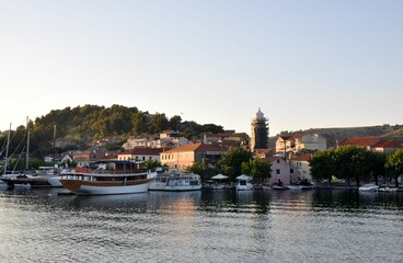 Obraz premium Miasto Skradin nad rzeką Krka w Chorwacji.