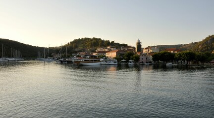 Obraz premium Miasto Skradin nad rzeką Krka w Chorwacji.