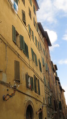 Fototapeta premium Vista de ventanas en calle de Siena