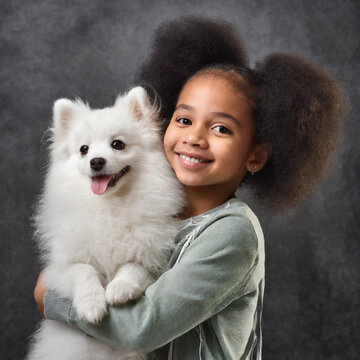 Dunkelh&auml;utiges M&auml;dchen mit einem wei&szlig;en Hund auf den Armen