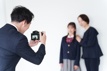 Fototapeta premium 家族で記念写真を撮るお父さん