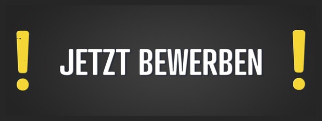 Jetzt bewerben. Eine schwarze Tafel mit weissem Text. Illustration mit Grunge Textstil.