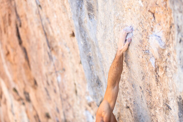 Detalle de la mano de un escalador haciendo fuerza en la roca
