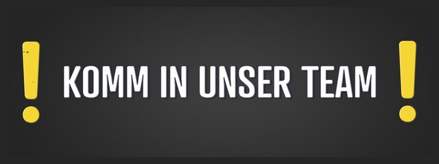 Komm in unser Team. Eine schwarze Tafel mit weissem Text. Illustration mit Grunge Textstil.