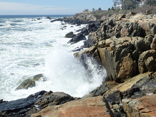 Fototapeta premium Ocean waves meeting a rocky shore