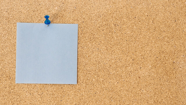 POSTICKS AZUL SOBRE PIZARRA DE CORCHO CON PARA IDEAS