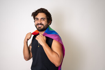 Hombre feliz con la bandera gay