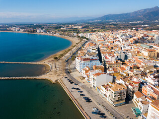 Obraz premium Panoramic aerial view of waterfront promenade in city Roses, Catalonia