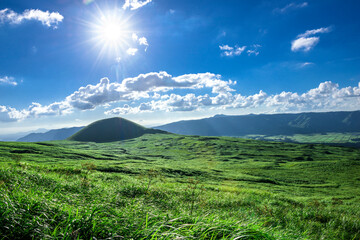 熊本県　阿蘇の大草原と米塚と北外輪山