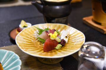 小鉢に盛られた刺身