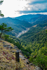 Fototapeta premium 愛知県新城市門谷 秋の鳳来寺山の紅葉