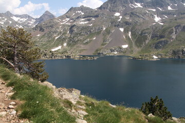 Fototapeta na wymiar A majestic lake nestled amongst towering mountains