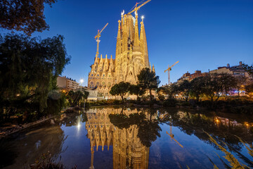 The famous Sagrada Familia in Barcelona at night - obrazy, fototapety, plakaty