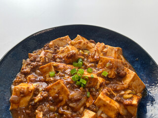 丸いお皿に乗った麻婆豆腐