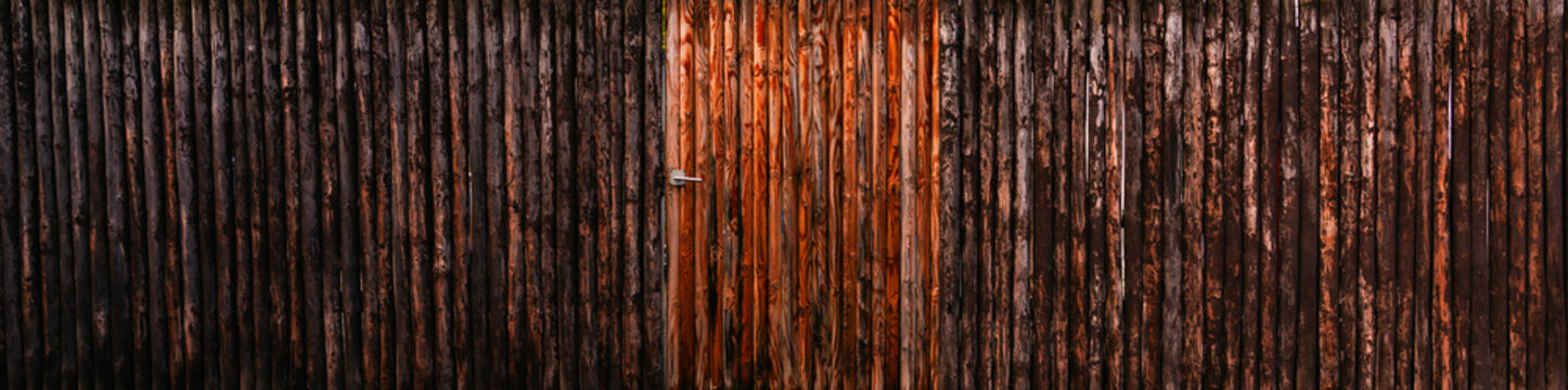 Holzfassade mit Tür