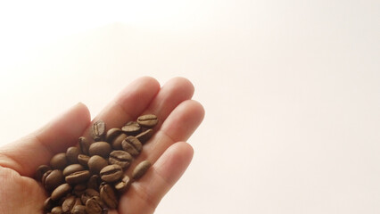 コーヒー豆を持つ手
