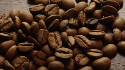 敷き詰めて置かれたコーヒー豆