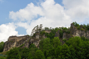 Fototapeta na wymiar Ruins of Wolfsberg Castle in village Wolfsberg near Obertrubach in Franconian Switzerland, Germany